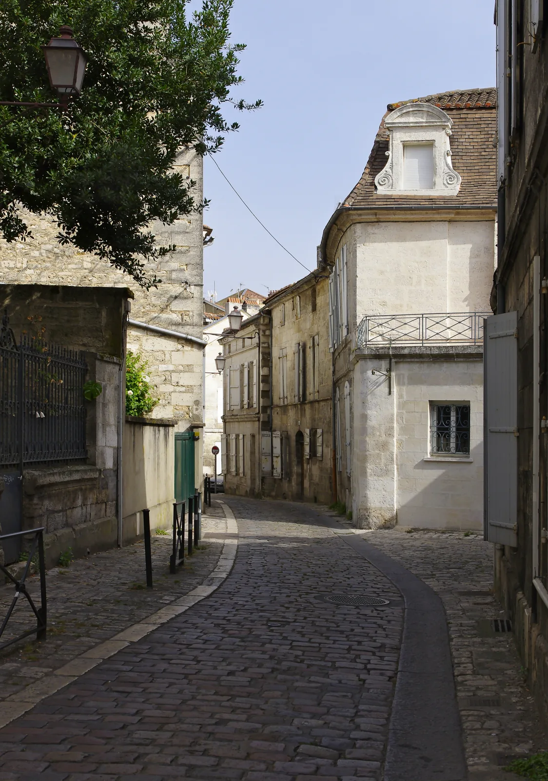 Rue médiévale des Trois-fours dans le vieil Angoulême, patrimoine architectural